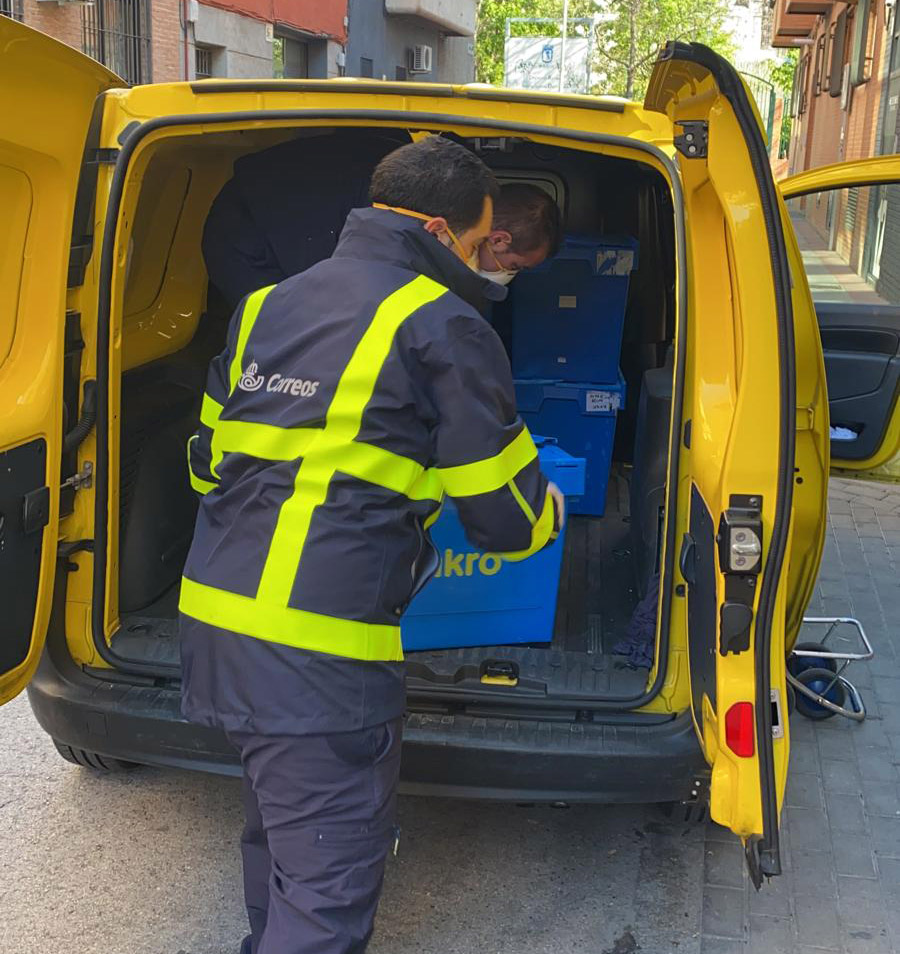 Personal de Correos participa de forma voluntaria en la entrega de comida durante la pandemia.