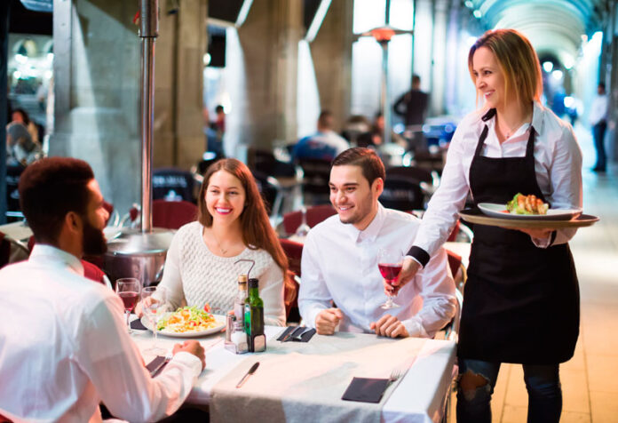 hosteleria grupo de personas comen en un bar y restaurante del sector de la hostelería